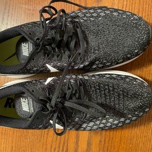 Mens Nikes running shoes. Size 10. Great condition